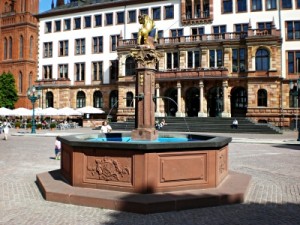 Marktplatzbrunnen Wiesbaden - rh0  / pixelio.de